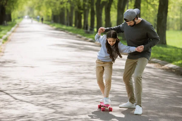 Vader Dochter Rijden Een Skateboard Park Weg Helpen — Stockfoto