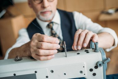 üst düzey terzi dikiş makinesi dikiş Atölyesi'nde iğne threading kırpılmış görüntü