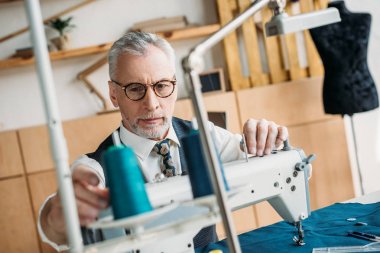 üst düzey terzi dikiş makinesi dikiş Atölyesi'nde iplik makarası dokunmadan