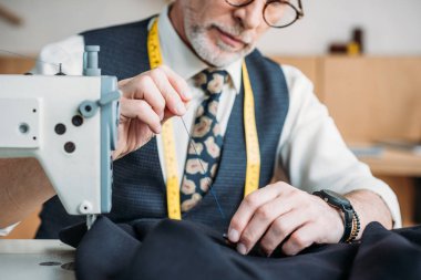 ceket Dikiş Atölyesi'nde üst düzey terzi dikiş düğmesinin kırpılmış görüntü