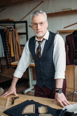 yakışıklı olgun terzi Dikiş Atölyesi iş yerinde ayakta