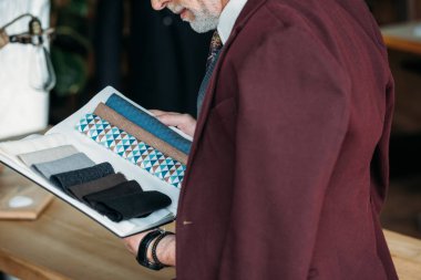 Olgun terzi kırpılmış atış ile kumaş türleri Dikiş Atölyesi'nde Kataloğu