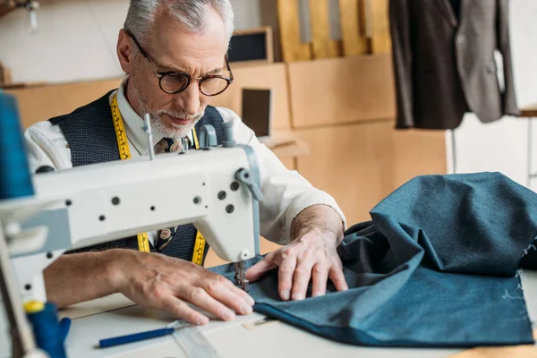 Hermosa Costurera Tela Coser Con Máquina Coser Taller Costura — Foto de Stock