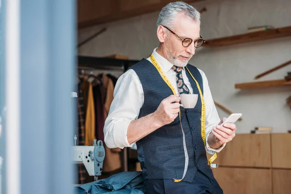 Bello Sarto Piedi Con Una Tazza Caffè Guardando Smartphone Laboratorio — Foto Stock