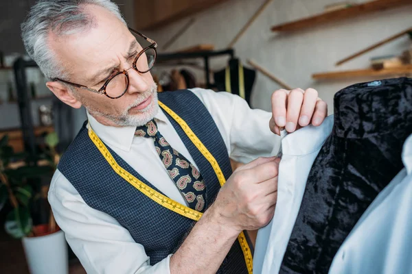 Handsome Tailor Measuring Shirt Sewing Workshop — Stock Photo, Image