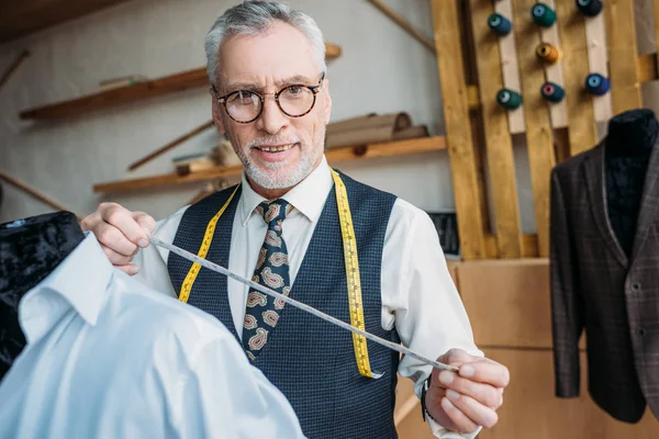 Guapo Sastre Chaqueta Medición Con Cinta Métrica Taller Costura — Foto de stock gratuita