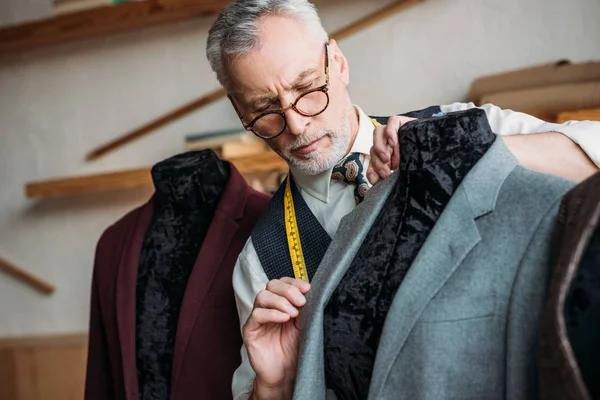 缝纫车间人体模特用卷尺检测夹克的浓缩成熟裁缝 — 图库照片