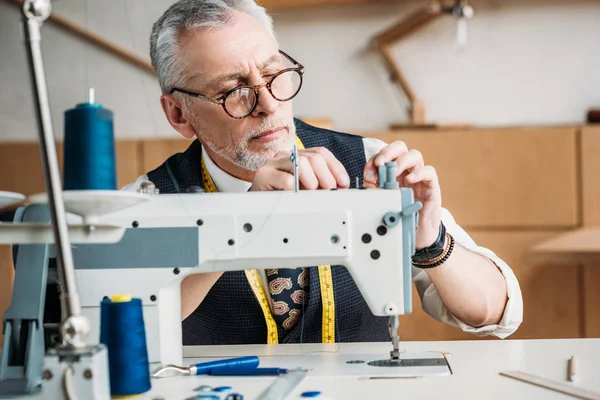 Concentrated Mature Tailor Working Modern Sewing Machine Workshop — Free Stock Photo