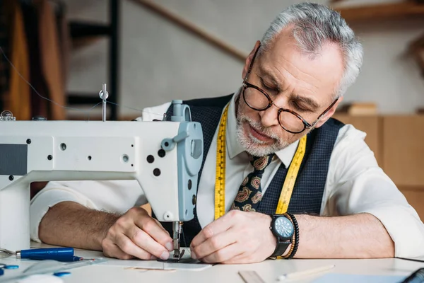 Focused Mature Tailor Working Sewing Machine Workshop — Stock Photo, Image