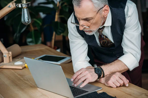 Schöner Reifer Geschäftsmann Arbeitet Mit Laptop Büro — Stockfoto