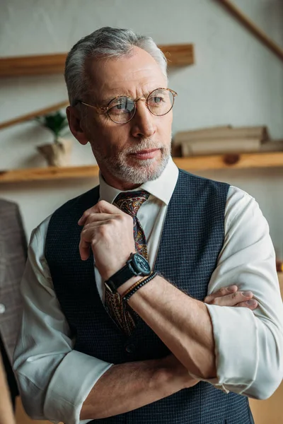 Bonito Maduro Homem Elegante Roupas Olhando Para Longe — Fotografia de Stock