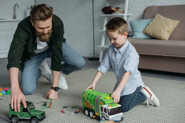 Padre Hijo Pequeño Jugando Con Coches Juguete Juntos Suelo Casa — Foto de Stock