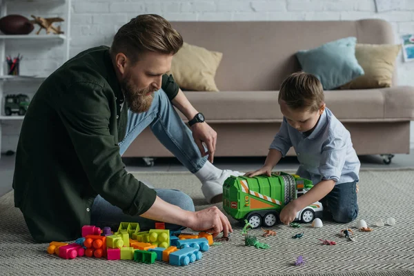 Pai Filho Brincando Com Carros Brinquedo Juntos Chão Casa — Fotografia de Stock