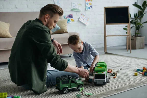 Padre Hijo Pequeño Jugando Con Coches Juguete Juntos Suelo Casa — Foto de Stock