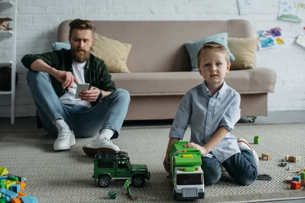 Selective Focus Father Smartphone Little Son Toy Cars Floor Home — Stock Photo, Image