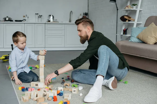 Πατέρας Και Γιος Παίζει Ξύλινα Μπλοκ Μαζί Στο Σπίτι — Φωτογραφία Αρχείου