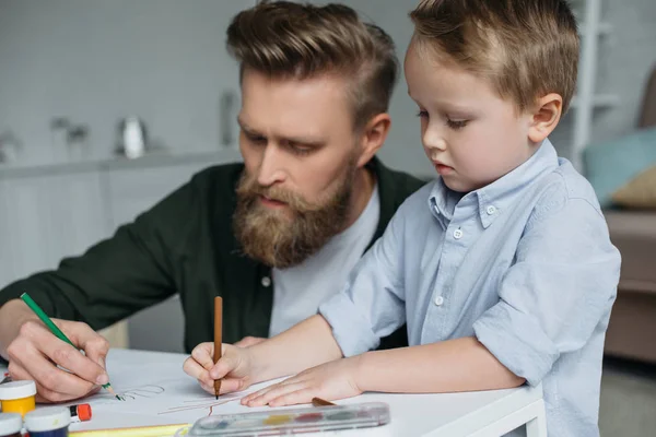 Pai Filho Pequeno Bonito Com Lápis Coloridos Desenhos Juntos Casa — Fotografia de Stock