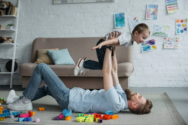 Oldalnézet Apa Fiával Együtt Szórakozik Közben Tölteni Időt Otthon — Stock Fotó