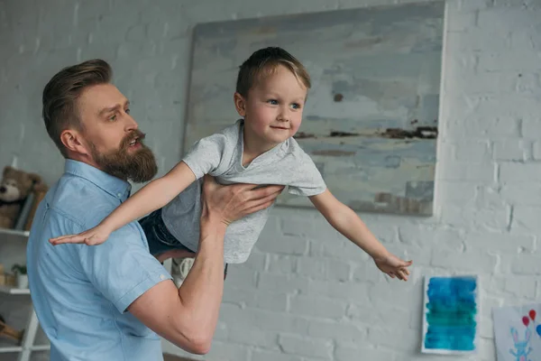 Retrato Del Padre Divirtiéndose Junto Con Hijo Pequeño Mientras Pasa — Foto de stock gratis