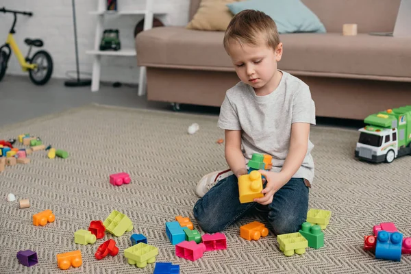 Μικρό Αγόρι Παίζει Πολύχρωμο Μπλοκ Στο Πάτωμα Στο Σπίτι — Φωτογραφία Αρχείου