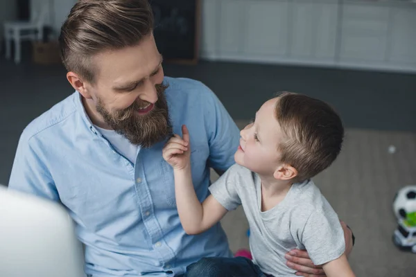 Retrato Hombre Sonriente Hijo Pequeño Mirándose Casa — Foto de Stock