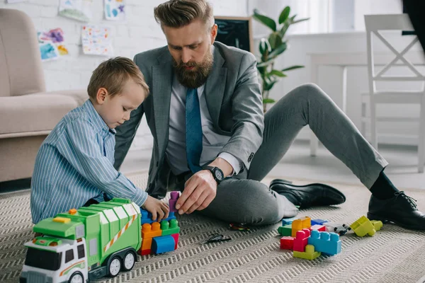 Businessman Suit Little Son Playing Colorful Blocks Together Floor Home — Stock Photo, Image