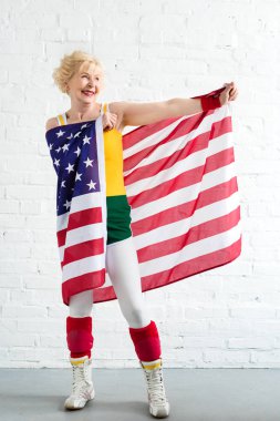 mutlu sportif bizi bayrak tutan ve uzak seyir spor giyim kadın kıdemli 