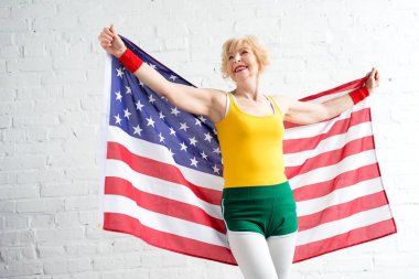 neşeli sportif bizi bayrak tutan ve uzak seyir spor giyim kadın kıdemli 