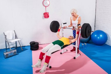 sporive üst düzey kadın ile Halter salonunda egzersiz