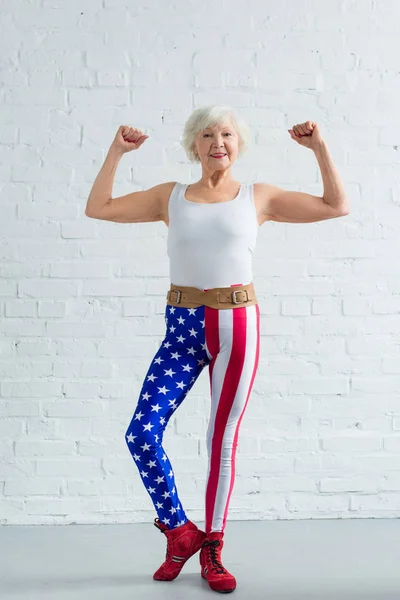 Felice Donna Anziana Abbigliamento Sportivo Mostrando Muscoli Sorridendo Alla Macchina — Foto Stock