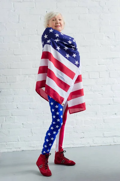 Full Length View Happy Senior Sportswoman Patriotic Sportswear Holding American — Stock Photo, Image