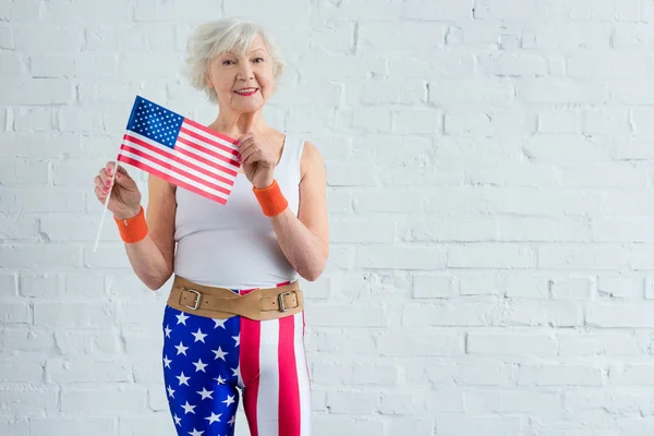 Gelukkig Senior Sportvrouw Houden Van Amerikaanse Vlag Lachend Camera — Stockfoto