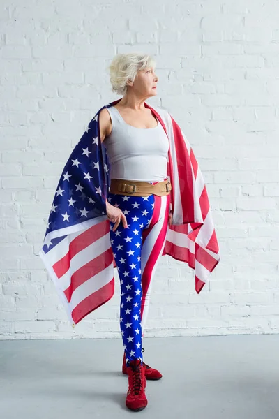 Bizi bayrak tutan ve uzağa bakarak üst düzey sporcumuz görünümünü tam uzunlukta