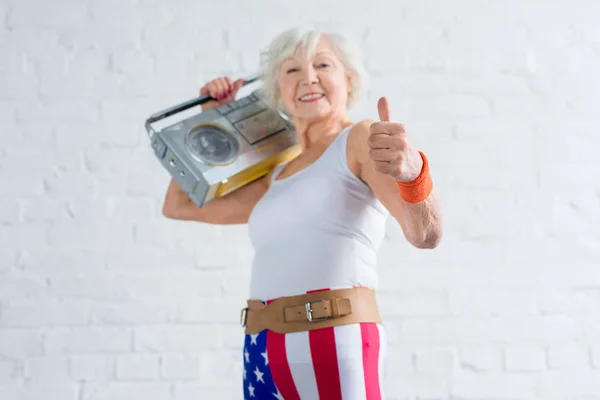 Vrolijke Senior Sportvrouw Bedrijf Tape Recorder Weergegeven Duim — Stockfoto