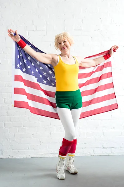 Вид Полный Рост Счастливой Пожилой Женщины Держащей Руках Флаг Улыбающейся — Бесплатное стоковое фото