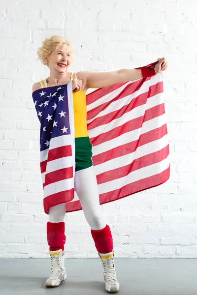 Mujer Mayor Deportivo Feliz Ropa Deportiva Sosteniendo Nuestra Bandera Mirando — Foto de stock gratis