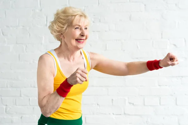 Lycklig Senior Kvinna Sportkläder Boxning Och Tittar Bort — Stockfoto