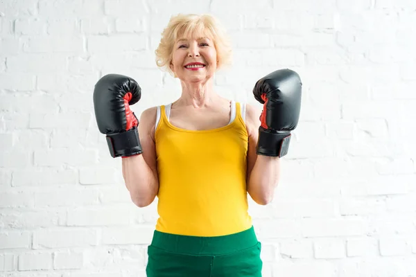 ボクシング グローブのカメラに笑顔でハッピー スポーティーな年配の女性 — ストック写真