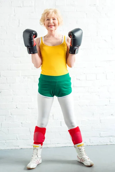 Pleine Longueur Vue Heureux Senior Boxer Féminin Souriant Caméra — Photo