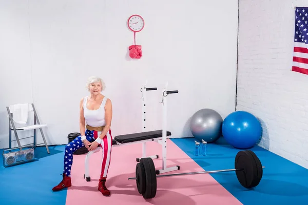 Vista Alto Angolo Anziana Donna Sportiva Seduta Sorridente Alla Fotocamera — Foto stock gratuita