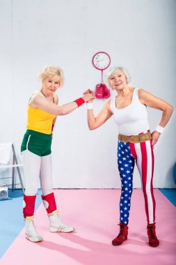 birlikte egzersiz ve spor salonunda kamera gülümseyen mutlu üst düzey sportswomen