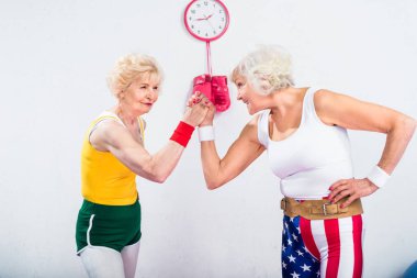 Güreş ve spor salonunda birbirine bakarak üst düzey sportswomen gülümseyen