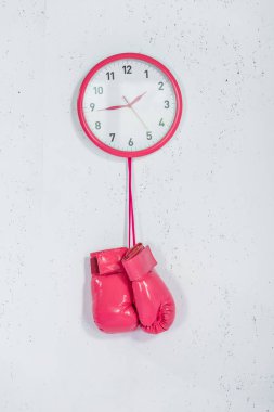 pembe Boks eldiveni duvar saati beyaz üzerinde asılı yakından görmek