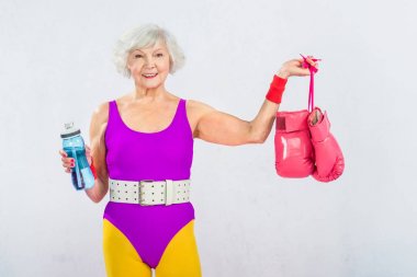 Boks eldivenleri ve su şişe tutan mutlu üst düzey sporcumuz