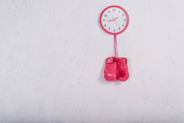 Ροζ Γάντια Του Μποξ Που Κρέμονται Στο Ρολόι Τοίχου Λευκό — Φωτογραφία Αρχείου