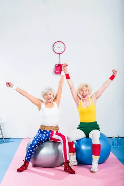 Deportistas Senior Emocionados Sentados Bolas Fitness Sonriendo Cámara — Foto de Stock