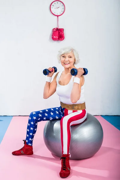 Mujer Mayor Deportivo Feliz Con Pesas Sentadas Pelota Fitness Sonriendo —  Fotos de Stock