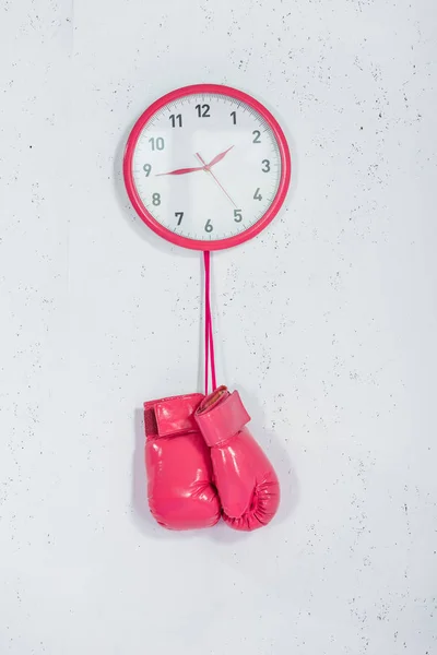 Nahaufnahme Pinkfarbener Boxhandschuhe Die Der Wanduhr Hängen — Stockfoto