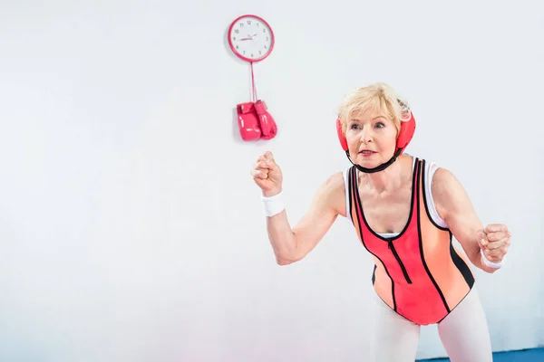 Gericht Senior Sportvrouw Uit Oefenen Zoek Weg Grijs — Gratis stockfoto