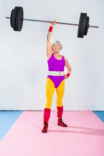 Volle Lengte Weergave Van Senior Sportvrouw Opheffing Barbell Lachend Camera — Stockfoto